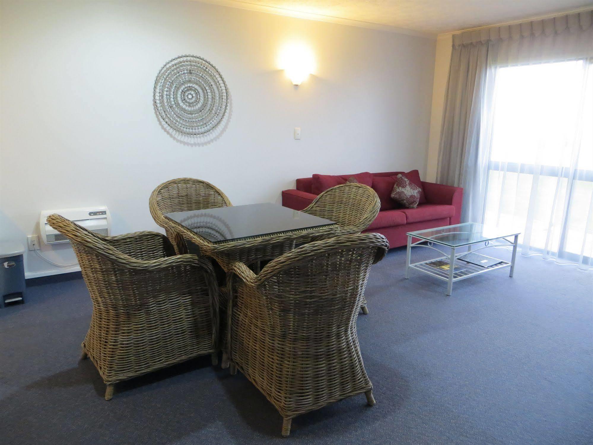 Harbour View Motel On Ahuriri Beach In Napier Nz With Sea View Suites Bagian luar foto