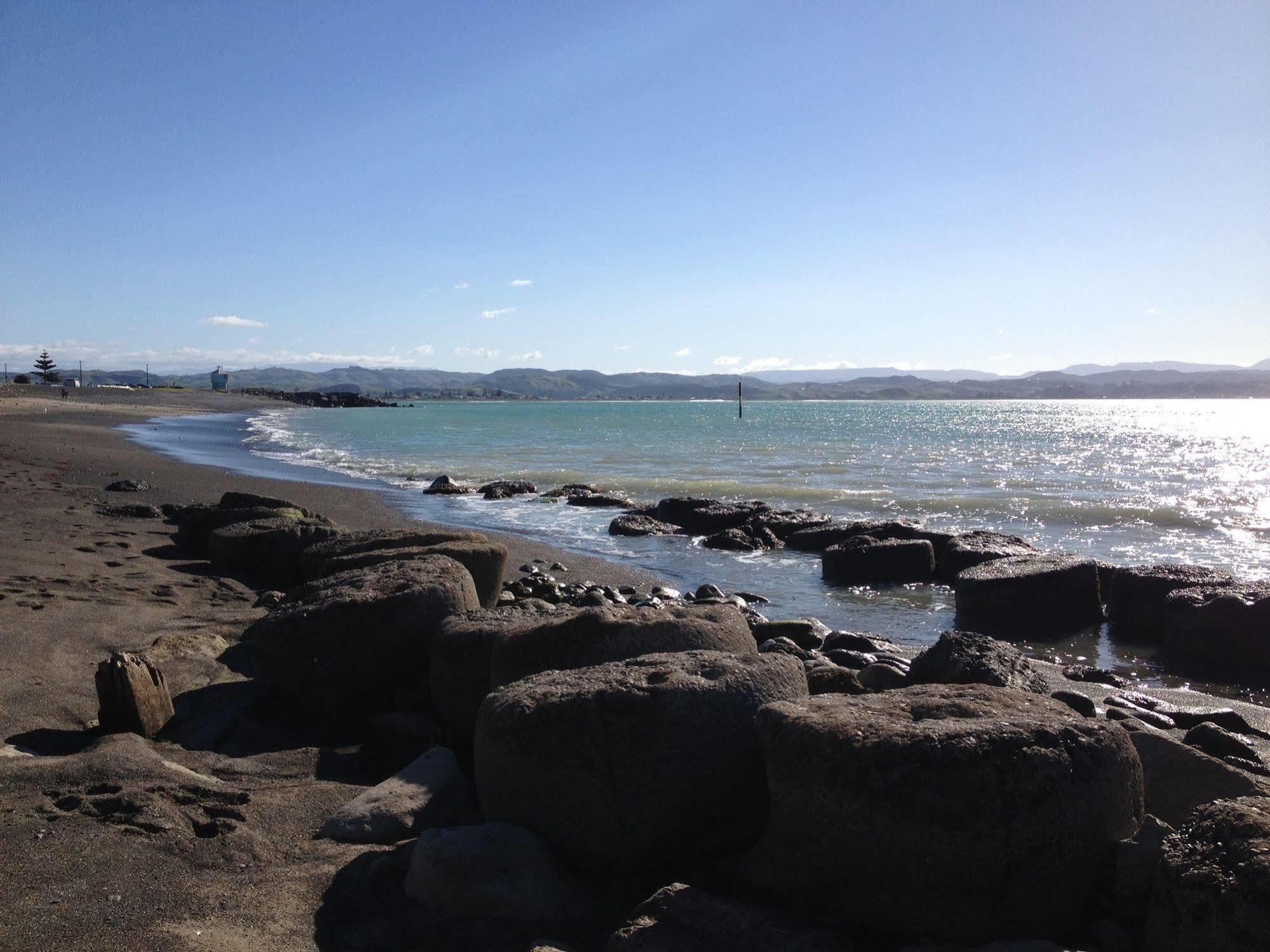 Harbour View Motel On Ahuriri Beach In Napier Nz With Sea View Suites Bagian luar foto