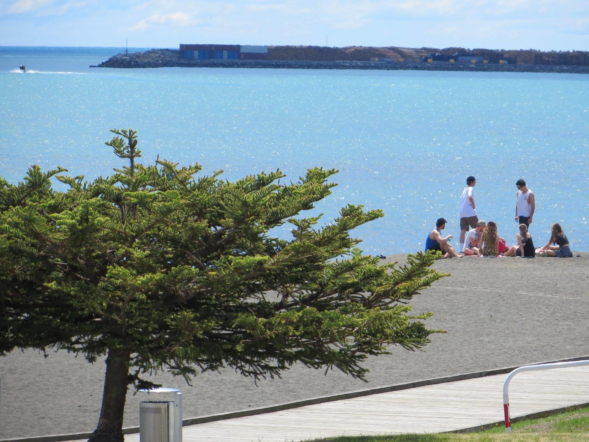 Harbour View Motel On Ahuriri Beach In Napier Nz With Sea View Suites Bagian luar foto